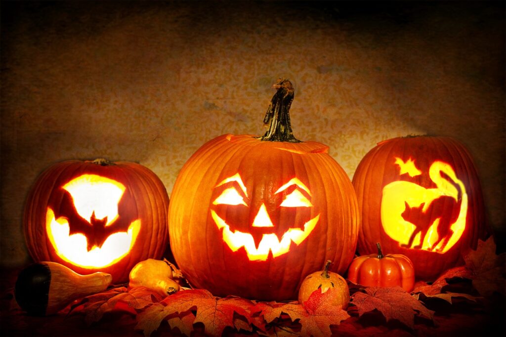 jack-o-lanterns, lit, pumpkins-3735386.jpg